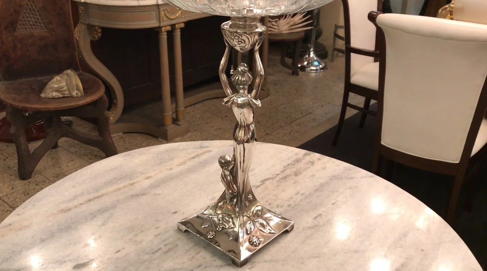 centro de mesa wmfs antigo com uma base decorativa e figuras