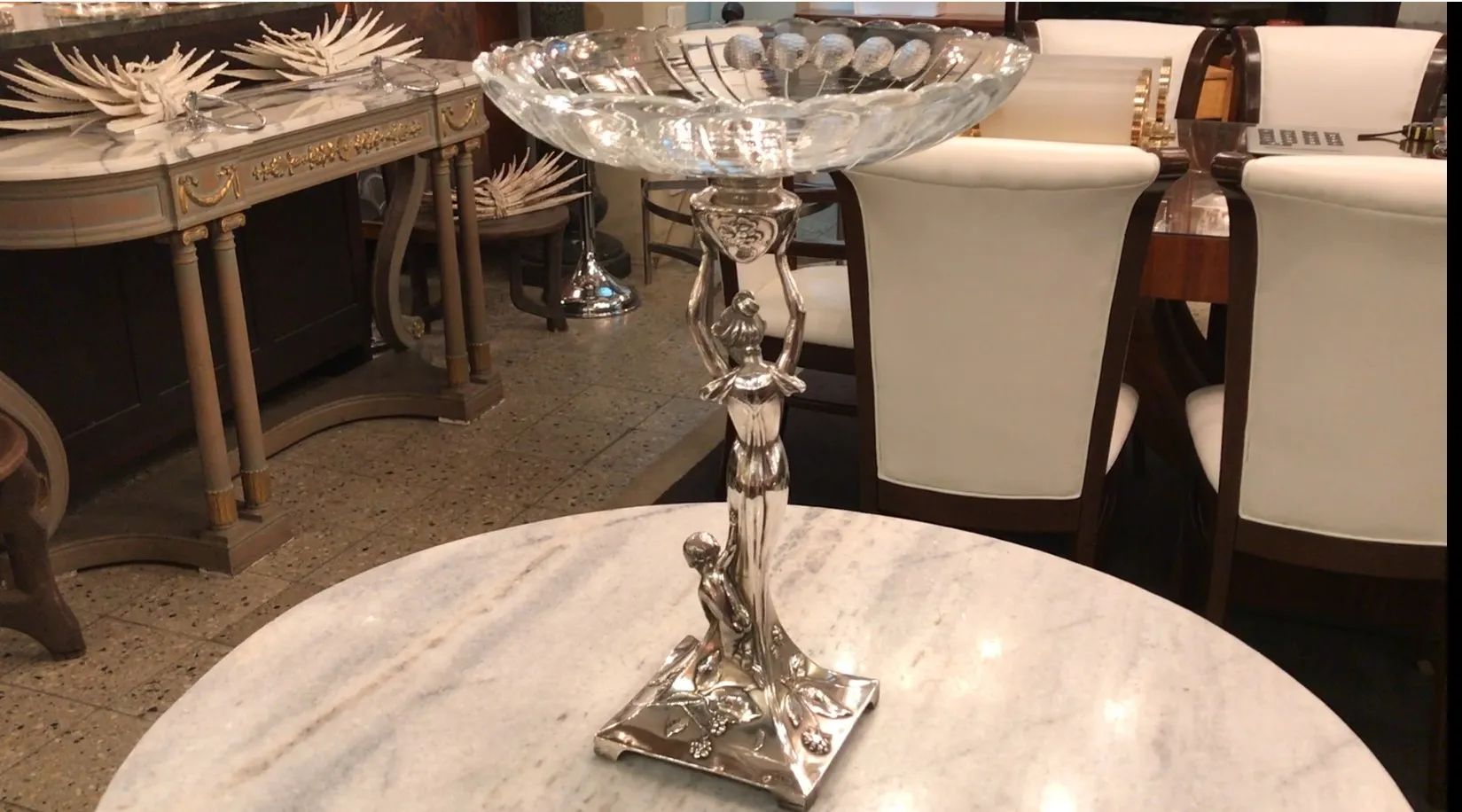 centro de mesa WMF antigo com figura decorativa, estilo elegante.