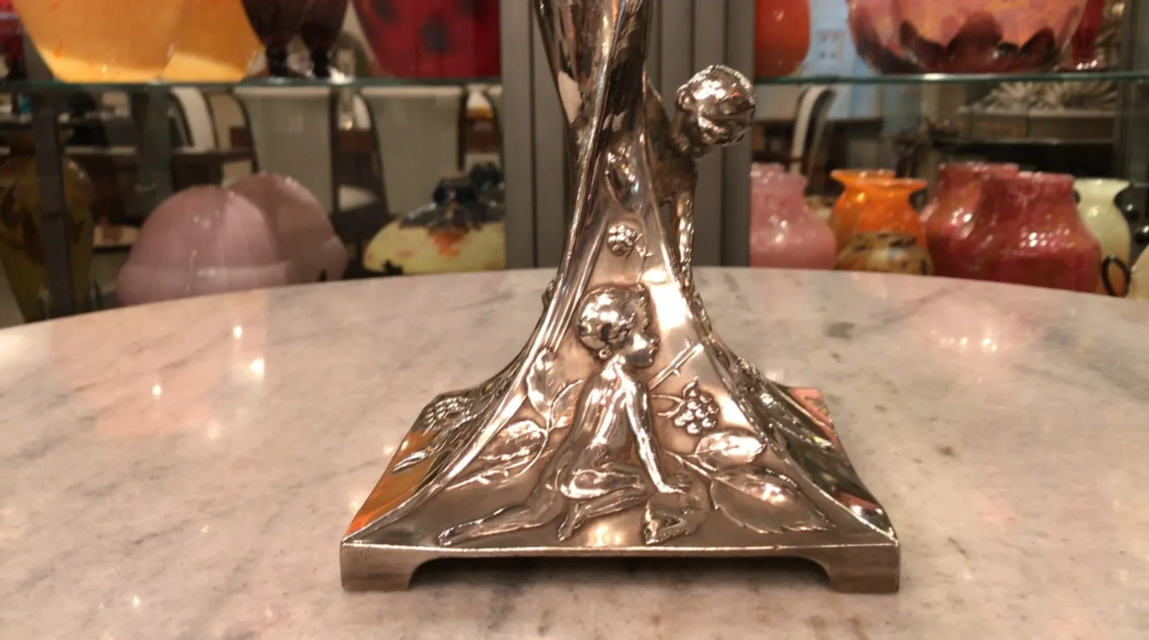 古老的WMF中心装饰品，带有儿童和叶子的雕刻，装饰背景