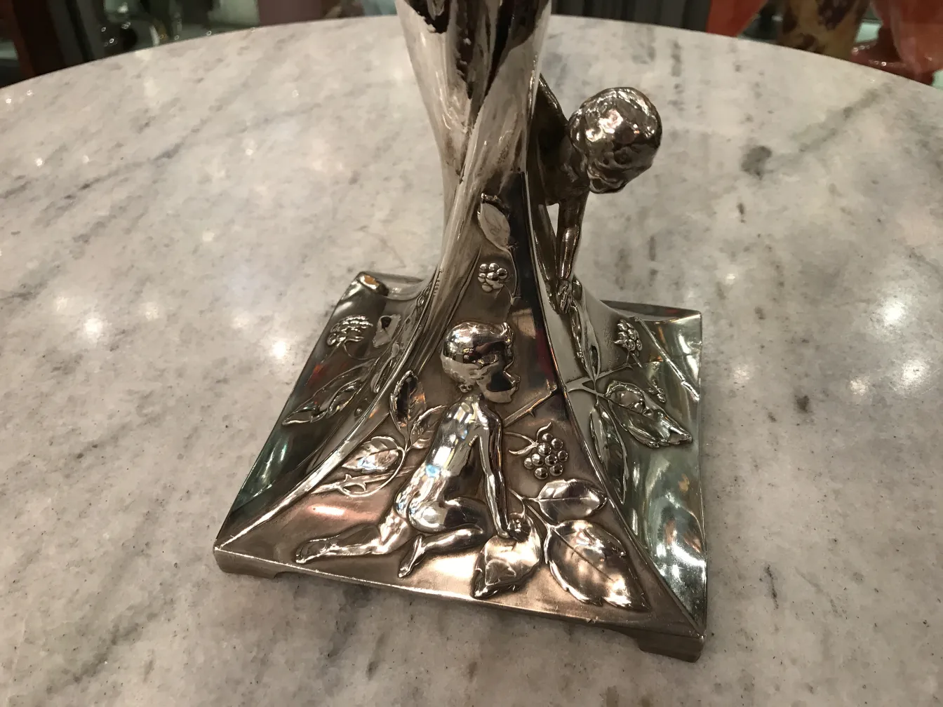 قطعة مركزية قديمة WMF مع تفاصيل زهور على القاعدة