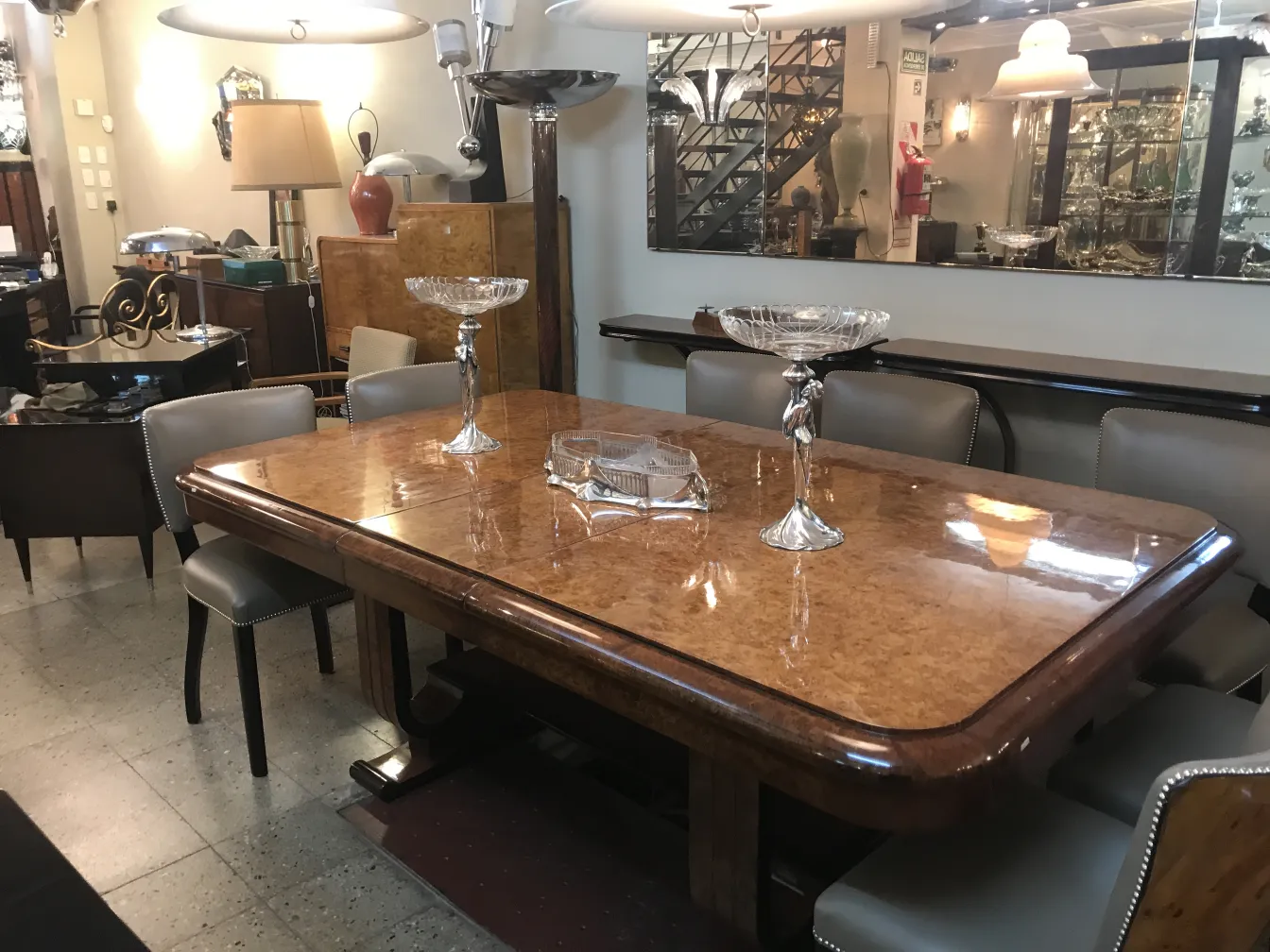 centrotavola wmfs antico con design elegante su tavolo