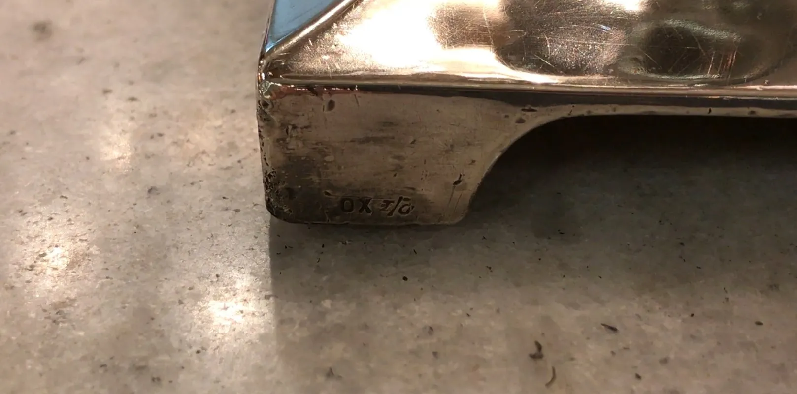 Centro de mesa WMF antigo com forma elegante, em fundo claro, embelezando o ambiente