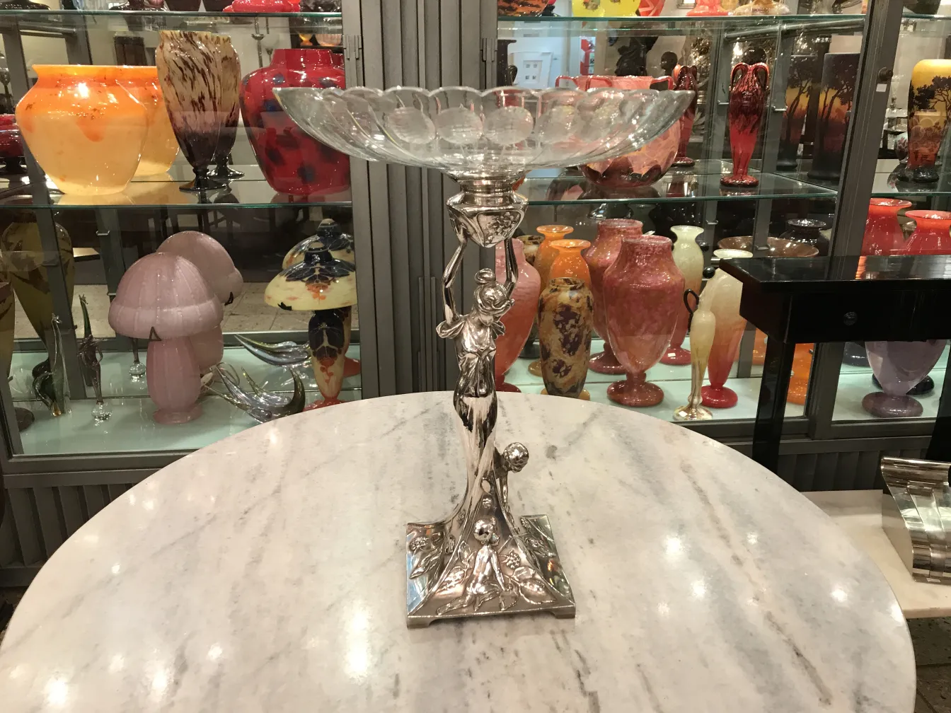 centre de table ancien wmF sur la table avec décoration élégante et colorée en arrière-plan