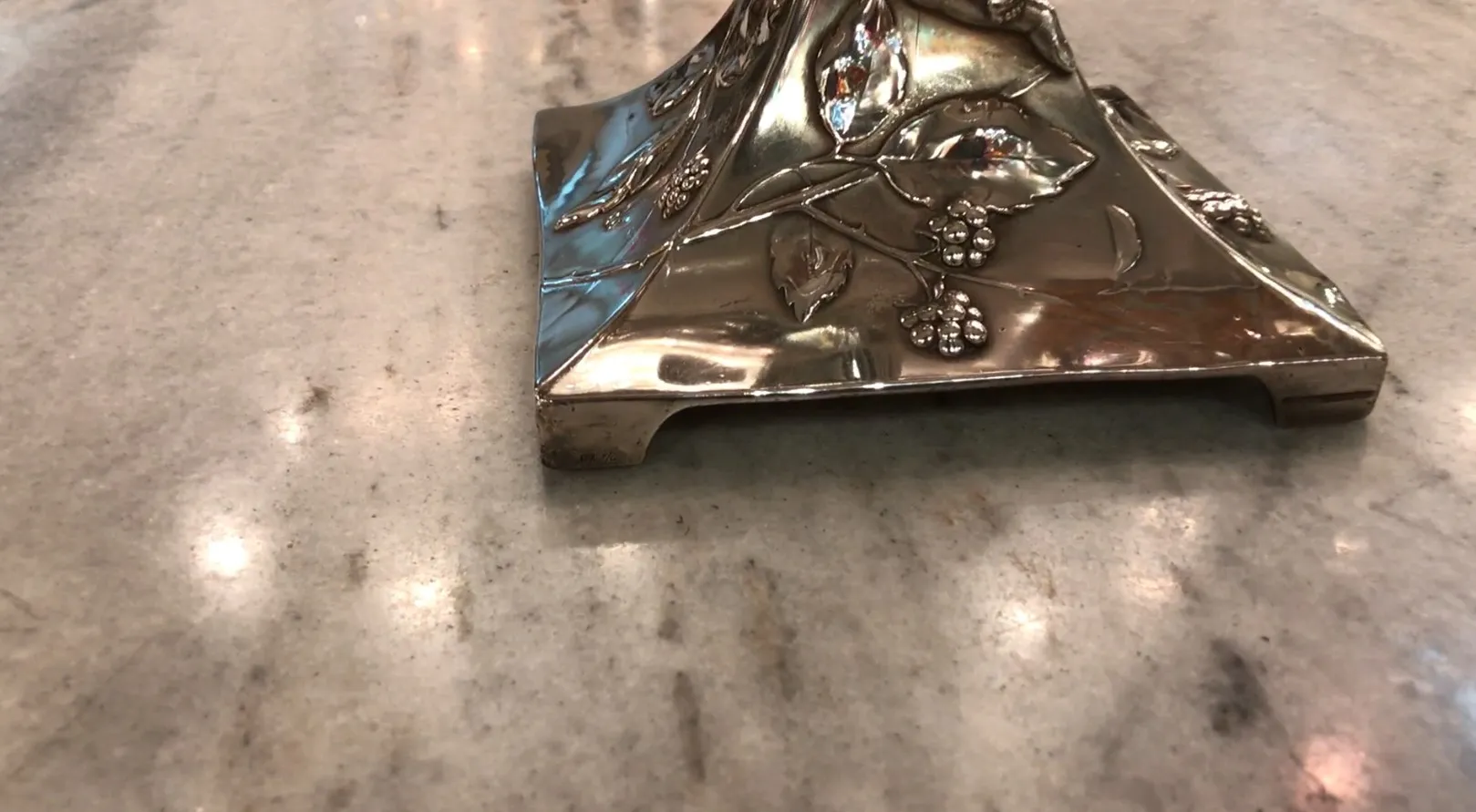 تزيين طاولة قديم wmff مع زخارف زهرية وتصميم مفصل.