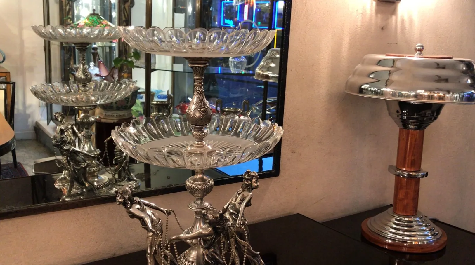 قطع مركزية للطاولة قديمة WMF بتصميم مزخرف في بيئة عتيقة.