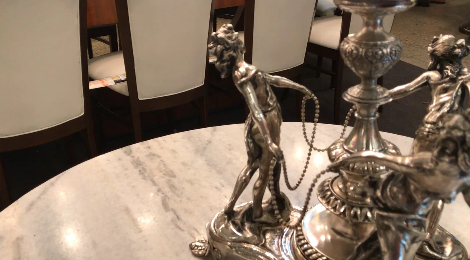 Centre de table WMF ancien avec des figures dans un cadre élégant