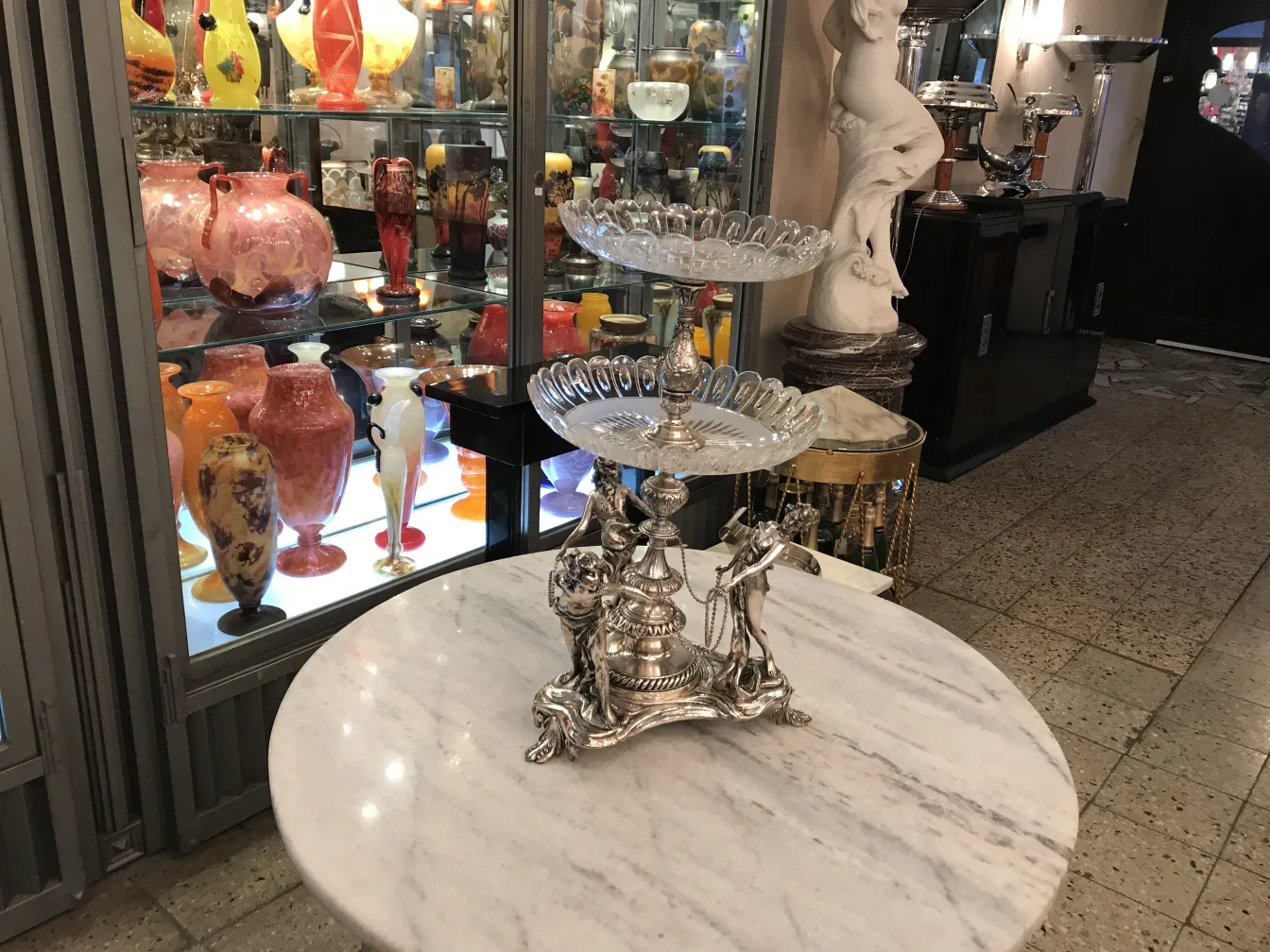 大理石テーブルの上に古いセンターピースとカラフルな花瓶