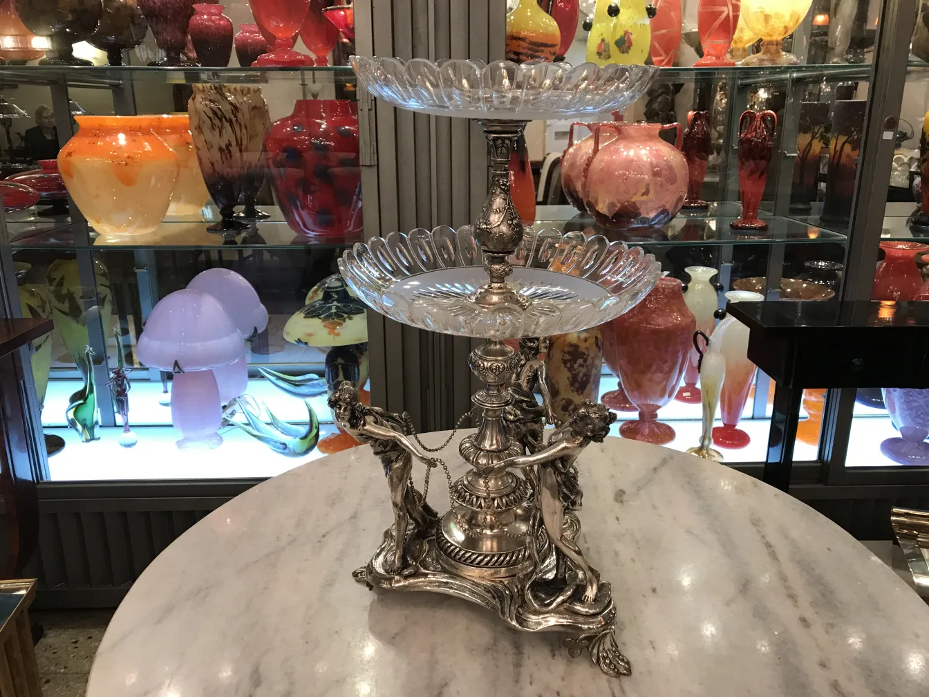 प्राचीन टेबल की सजावट, दो स्तर और सजावटी आकृतियाँ