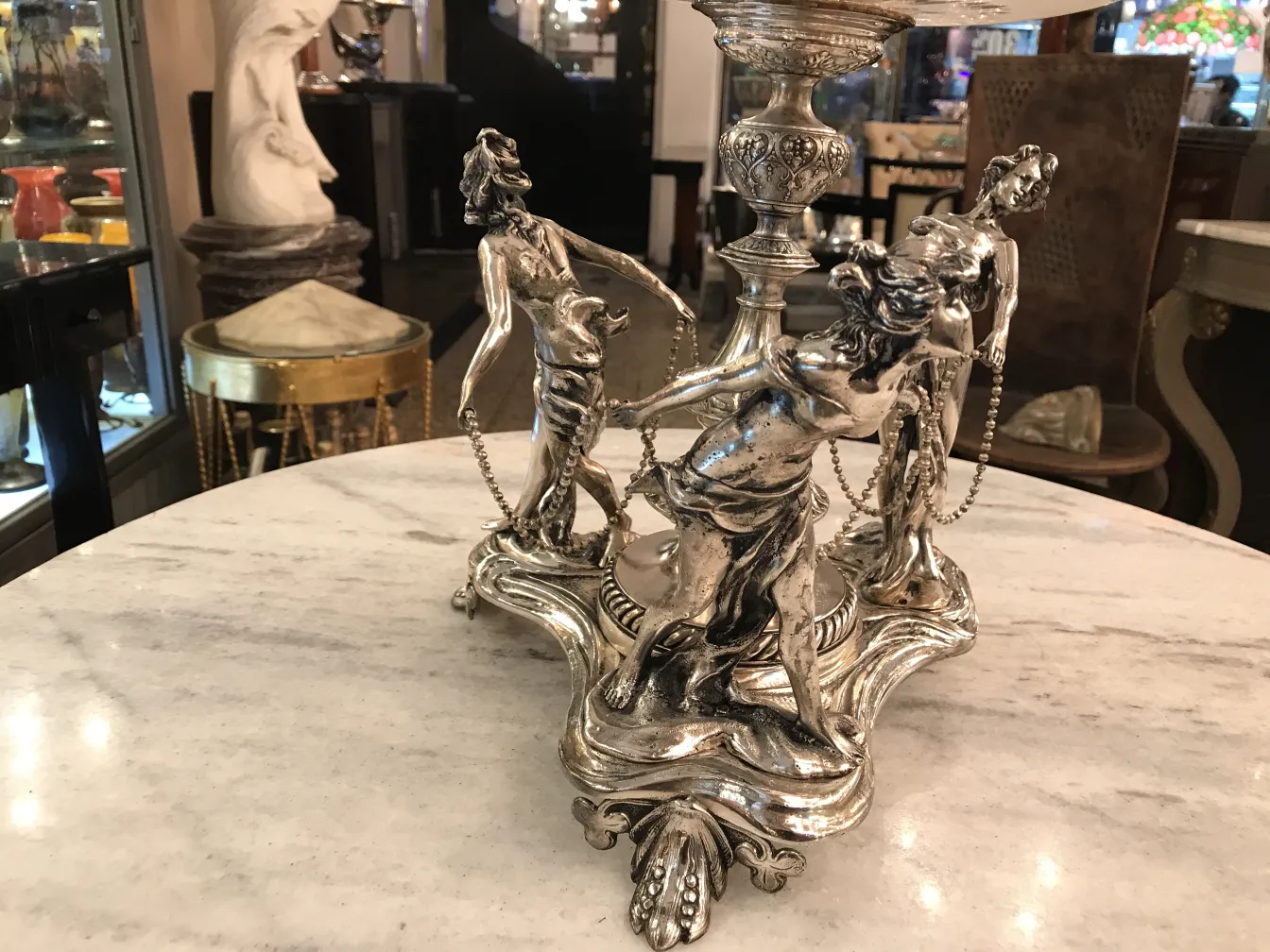 centrotavola antico WMF con figure alla base, decorativo ed elegante