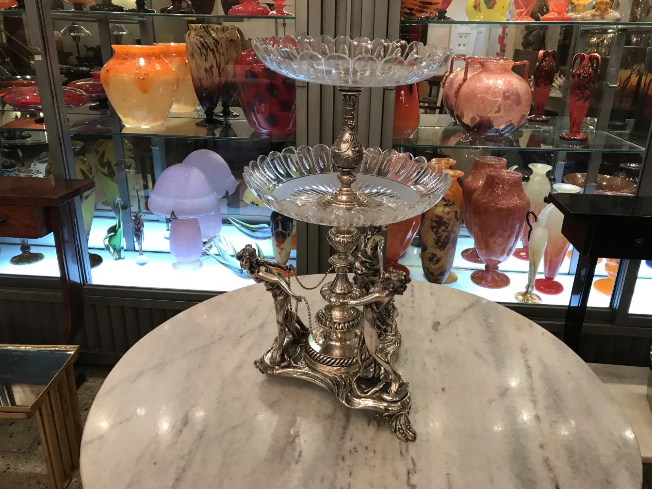 centre de table wmfs décoratif avec des détails complexes dans un cadre ancien