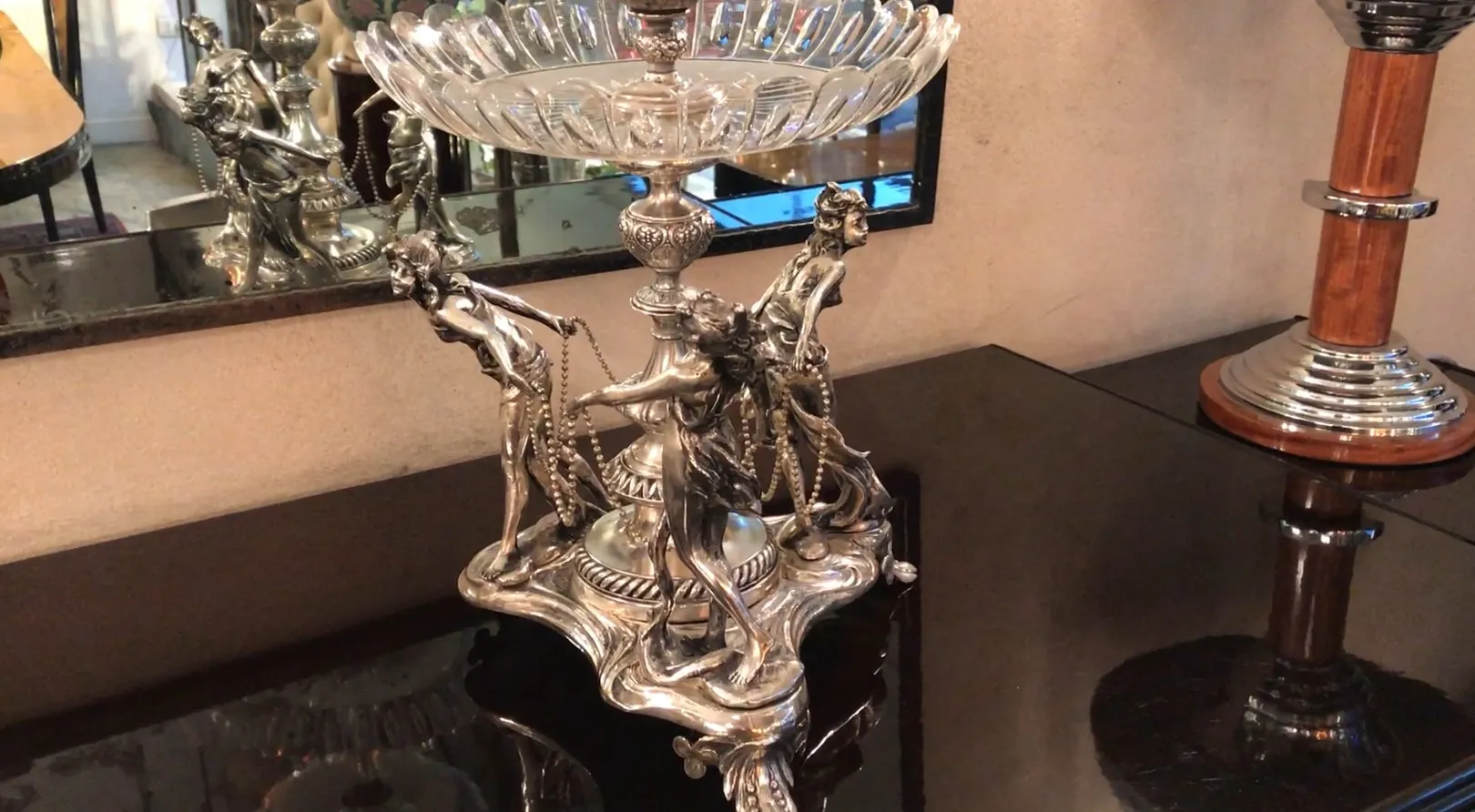 ancien centre de table magnifique avec des détails sculptés et un plat en verre