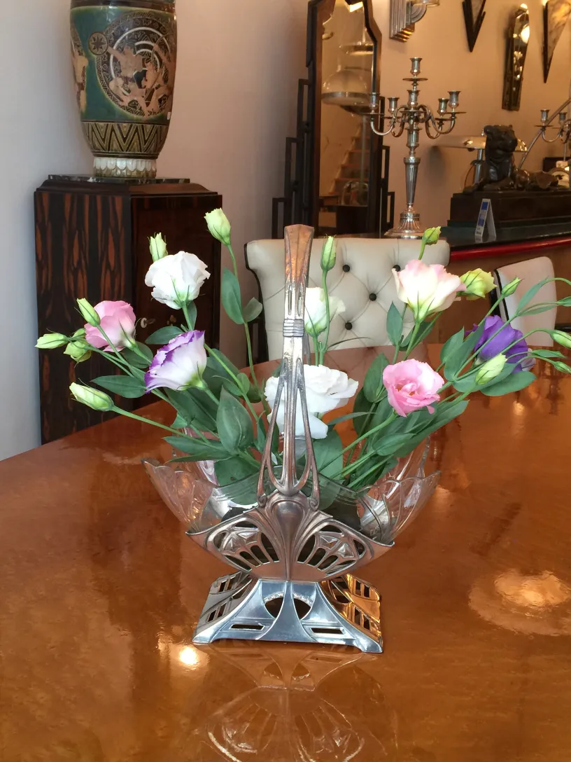 古董中心装饰品wmf与丰富多彩的花朵在优雅的环境中