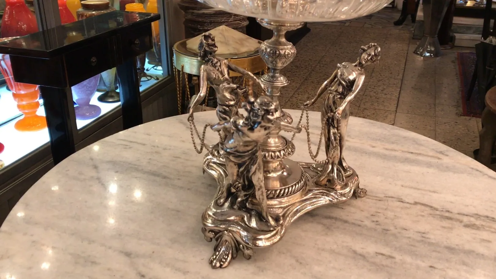 centro de mesa WMF antigo com figuras decorativas e uma grande tigela