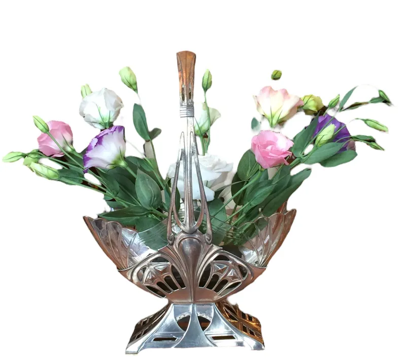 centrotavola WMF con fiori colorati in un ambiente decorativo