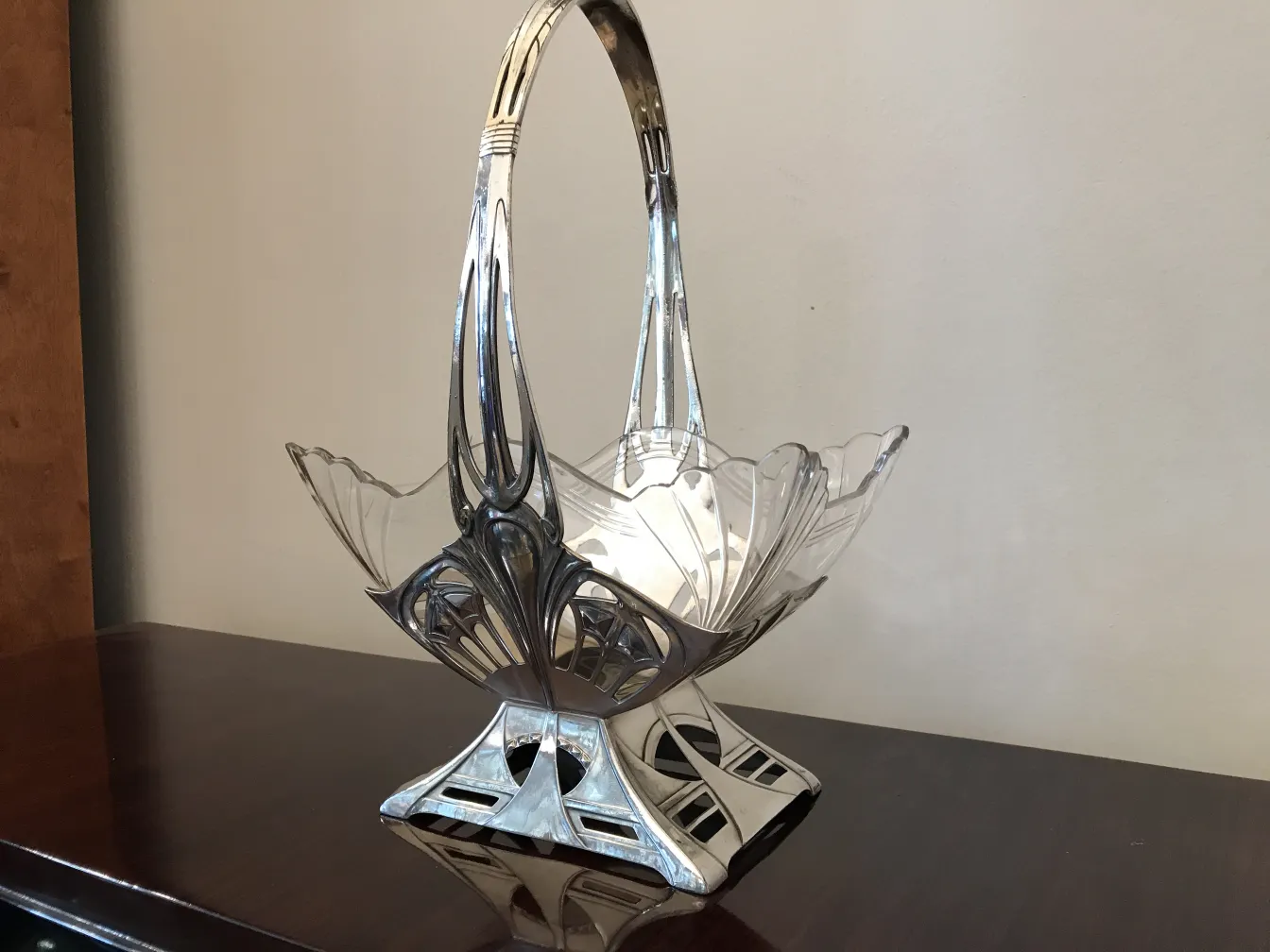 古董WMF中心装饰品，带优雅设计和手柄