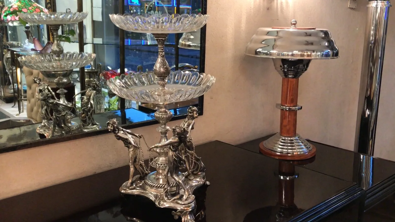 Centrotavola WMF antico con figure decorative, in un ambiente elegante.