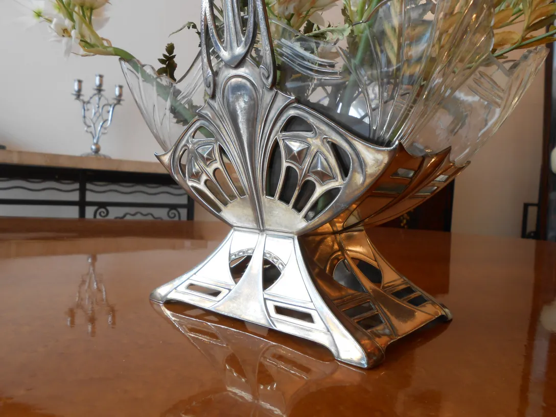 centro de mesa antigo WMF com flores, elegante e decorativo