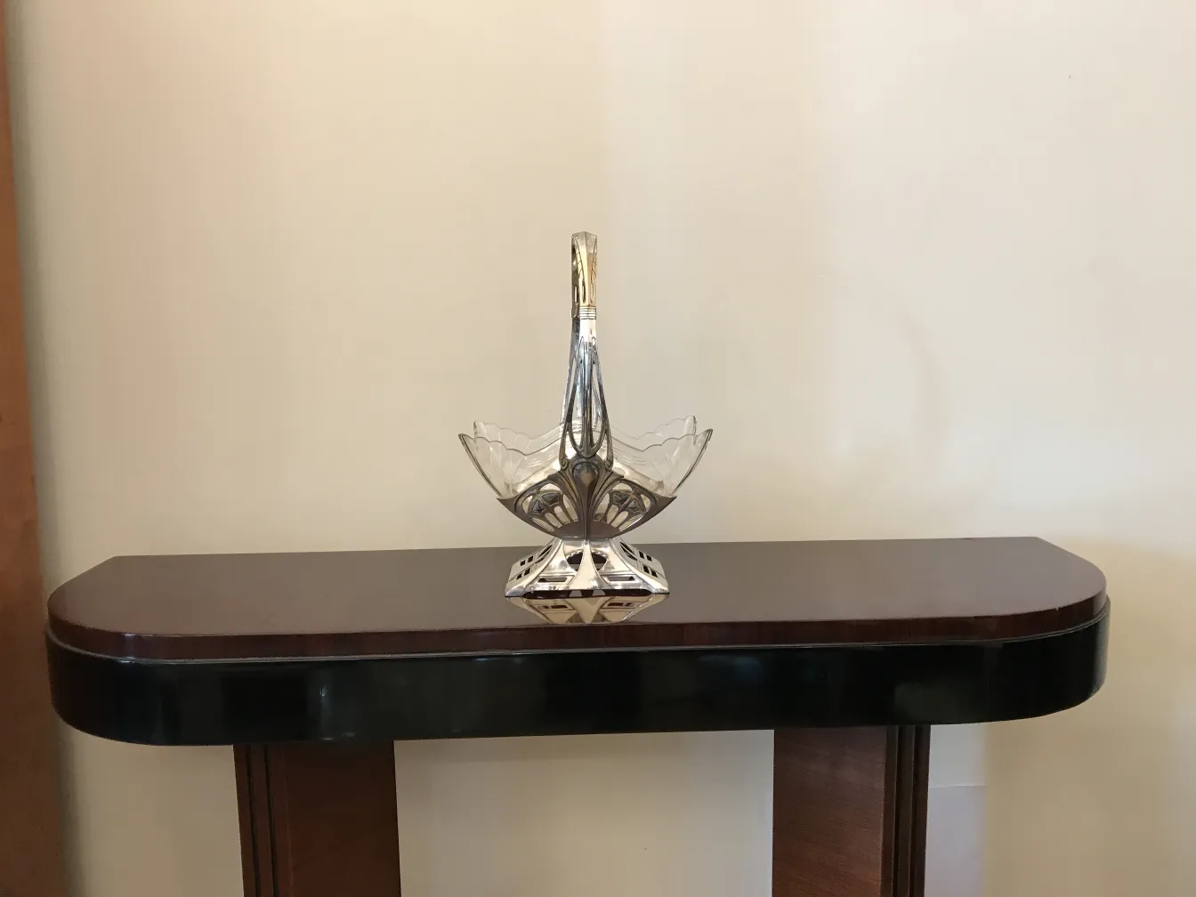 アンティーク WMF センターピースは、テーブルの上にエレガントな花のデザインがあります