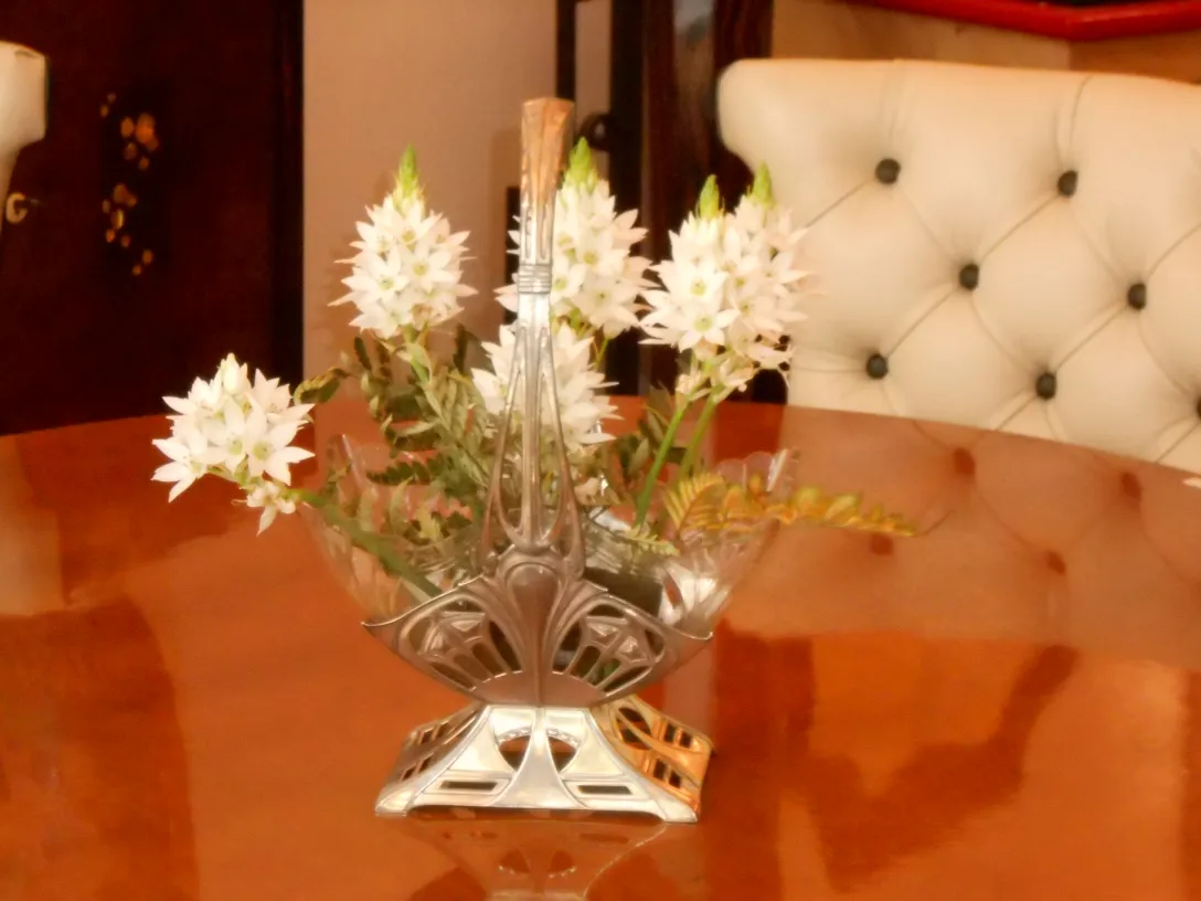 antiga centro de mesa wmfdesign elegante com flores brancas