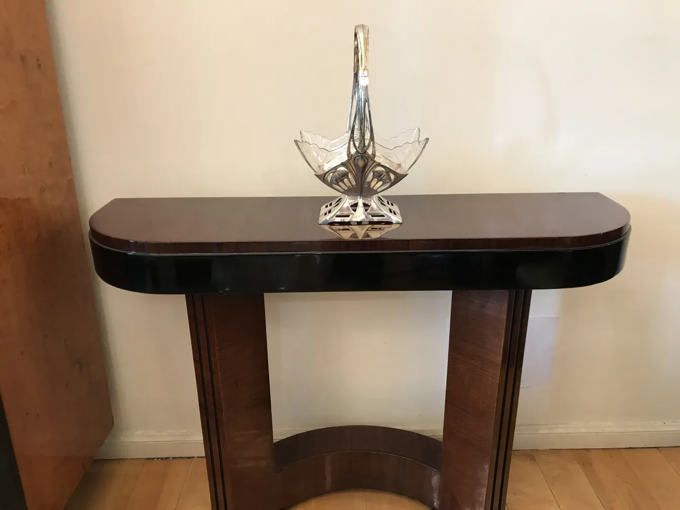 alter WMF Blumentopf auf einem eleganten Tisch