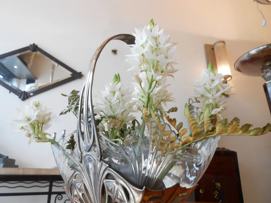 antikes WMF-Blumenarrangement mit frischen weißen Blumen