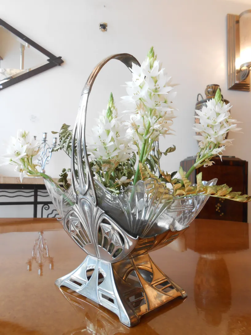 jardinera antigua con flores blancas decorativa wmfl en ambiente elegante