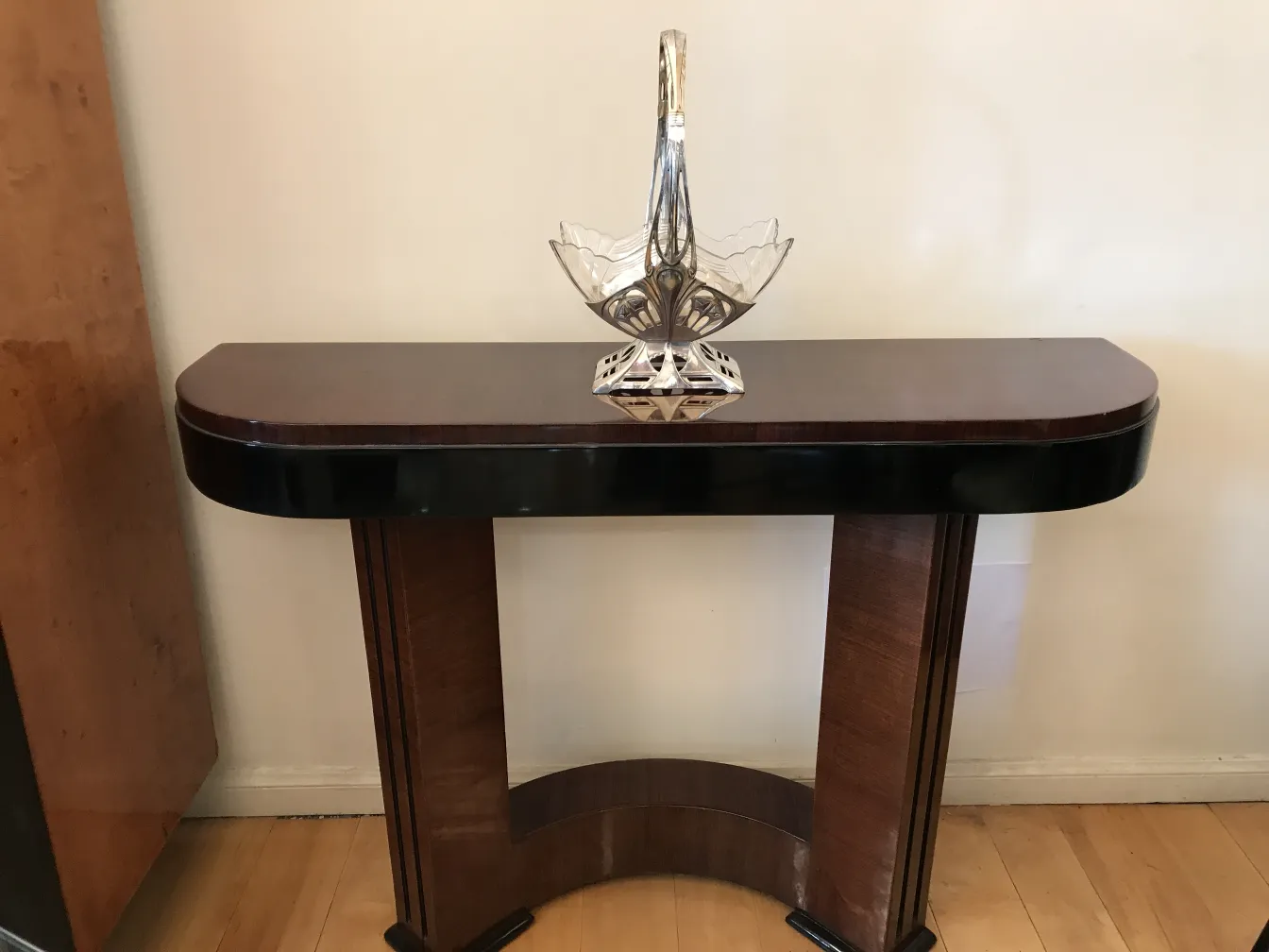 centro de mesa wmfl em uma mesa elegante com fundo neutro