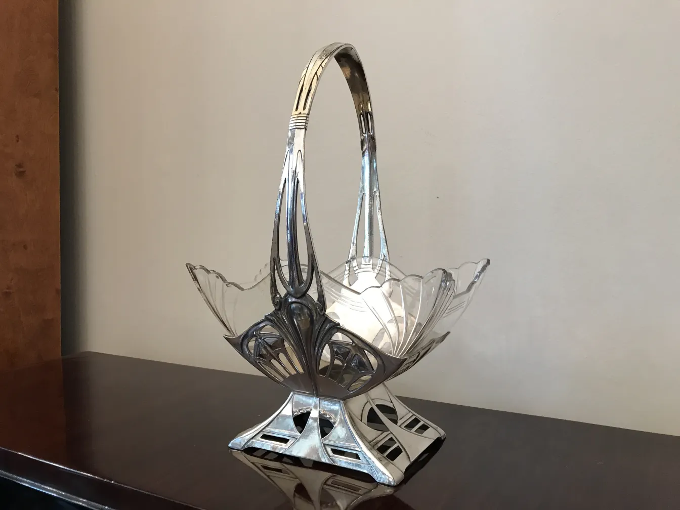 jardinera wmfs antigua con diseño elegante y asa, en ambiente clásico