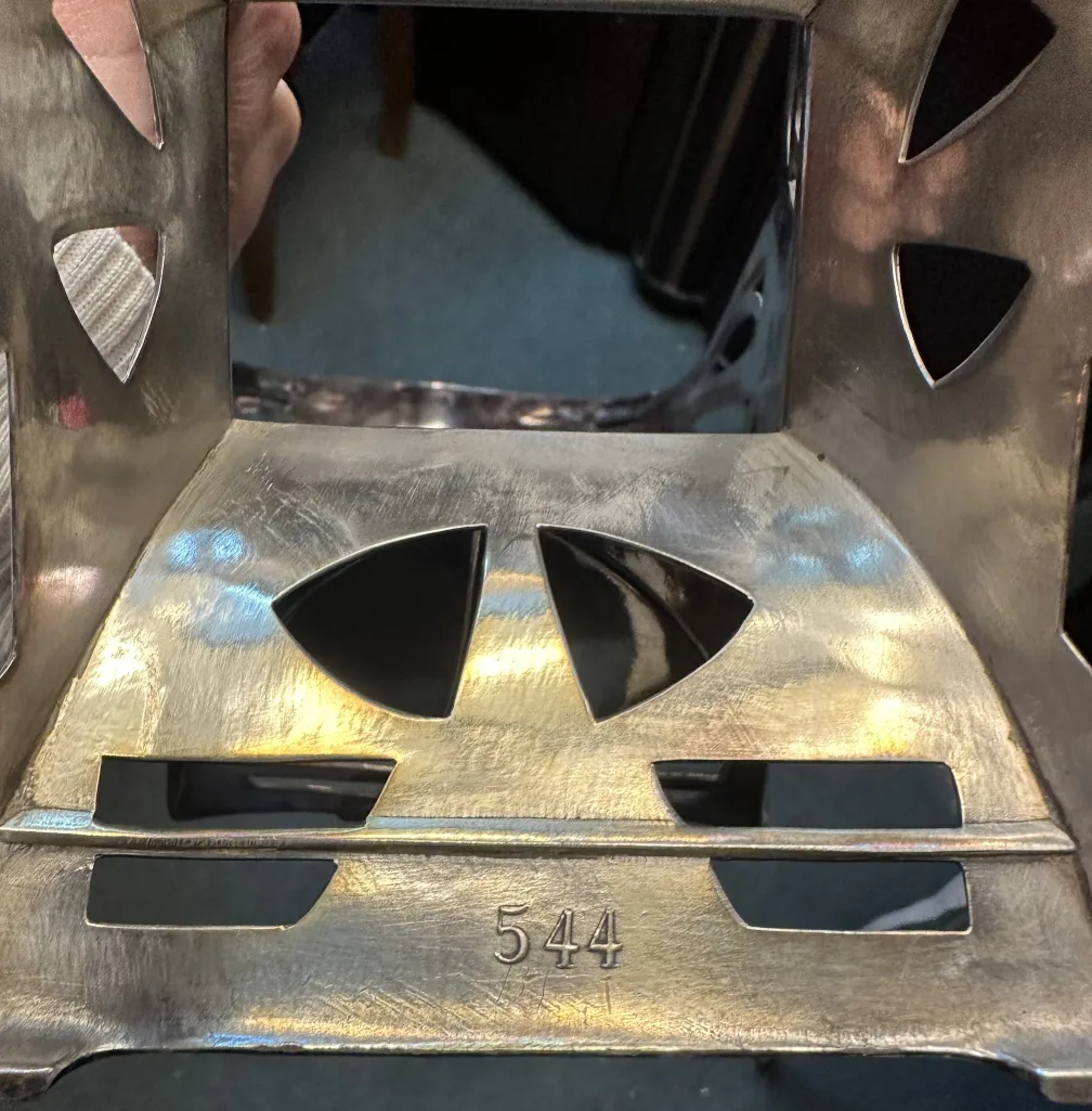 प्राचीन टेबल सजावट WMF जिसमें अनोखा डिज़ाइन है