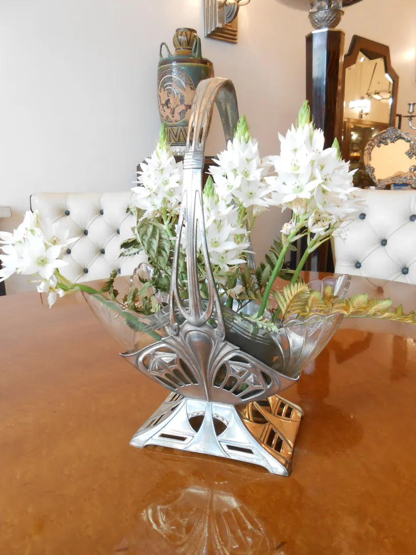 antiker Blumentopf WMF mit weißen Blumen und floraler Dekoration