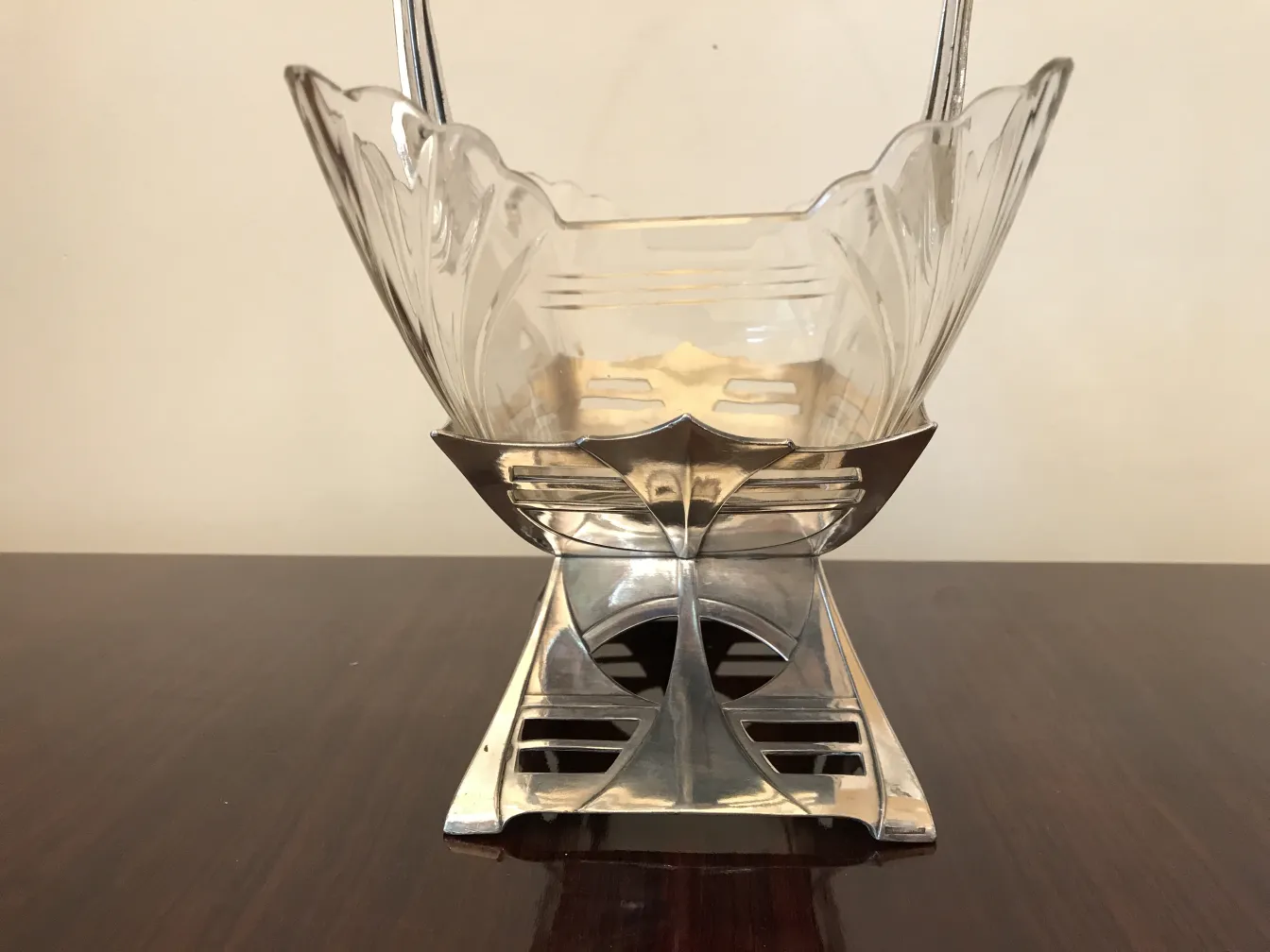 古董WMF中央装饰品，优雅设计，装饰风格，中性背景。