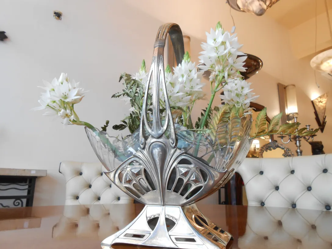 古いセンターピースwmf、白い花と緑の葉を添えたエレガントな設定