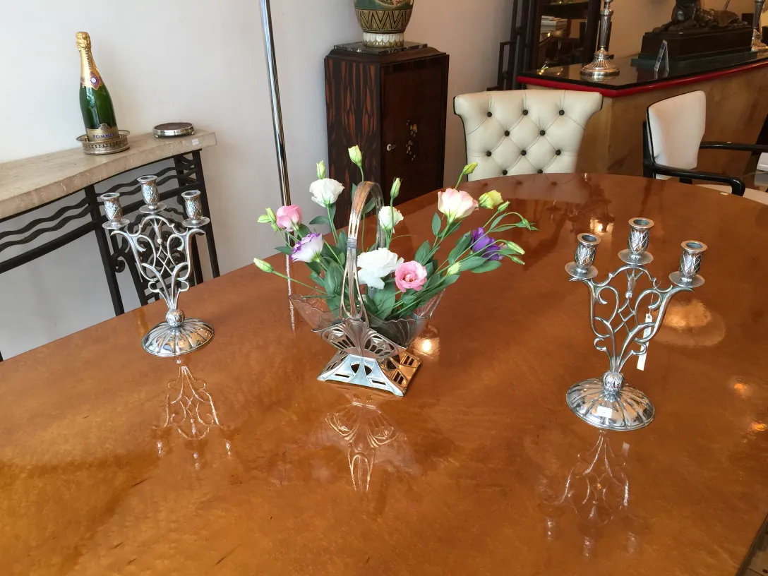 centre de table antique WMF avec des fleurs