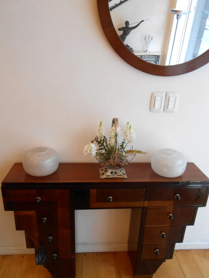 centro de mesa antigo wmf em mesa com flores decorativas e itens