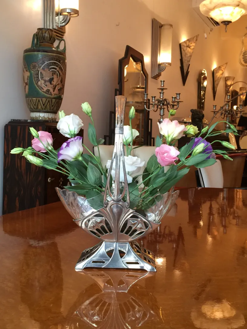 antiker blumentopf WMF mit bunten blumen in einem eleganten ambiente