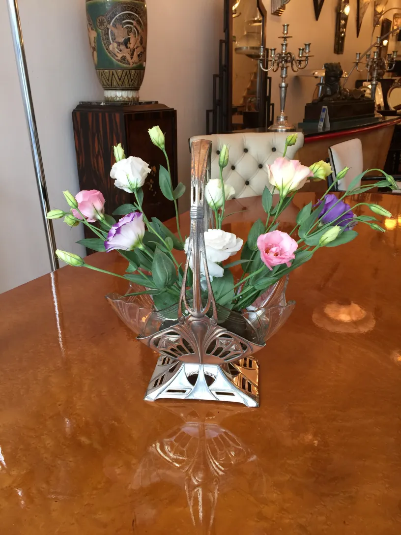 Antik blumentopf WMF mit Blumen in einer eleganten Umgebung