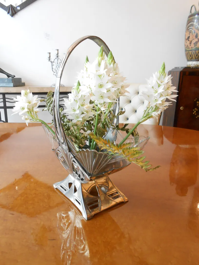 centre de table ancien WMF avec de belles fleurs blanches