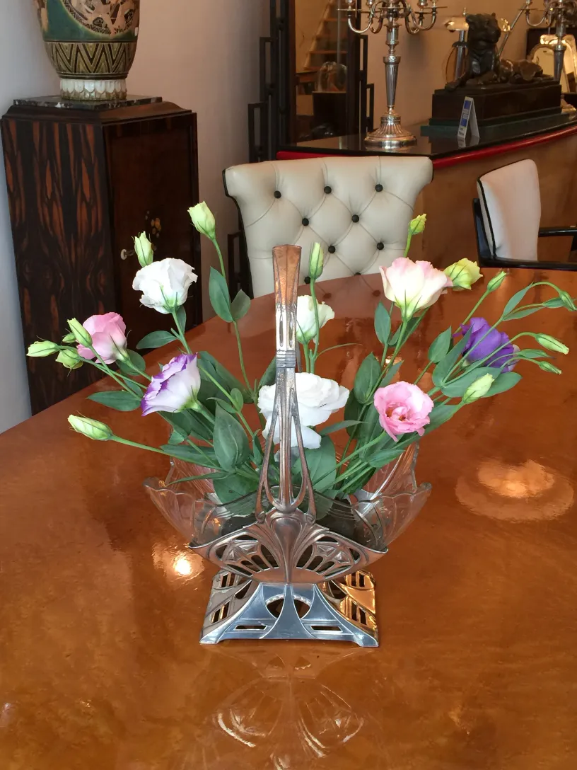 centrotavola antico WMF con fiori colorati in un ambiente elegante