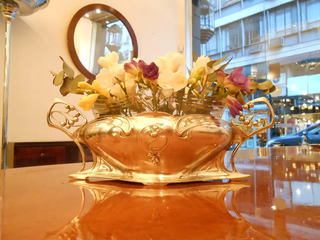 고전적인 WMF 중앙부 장식과 화려한 꽃이 있는 우아한 환경.