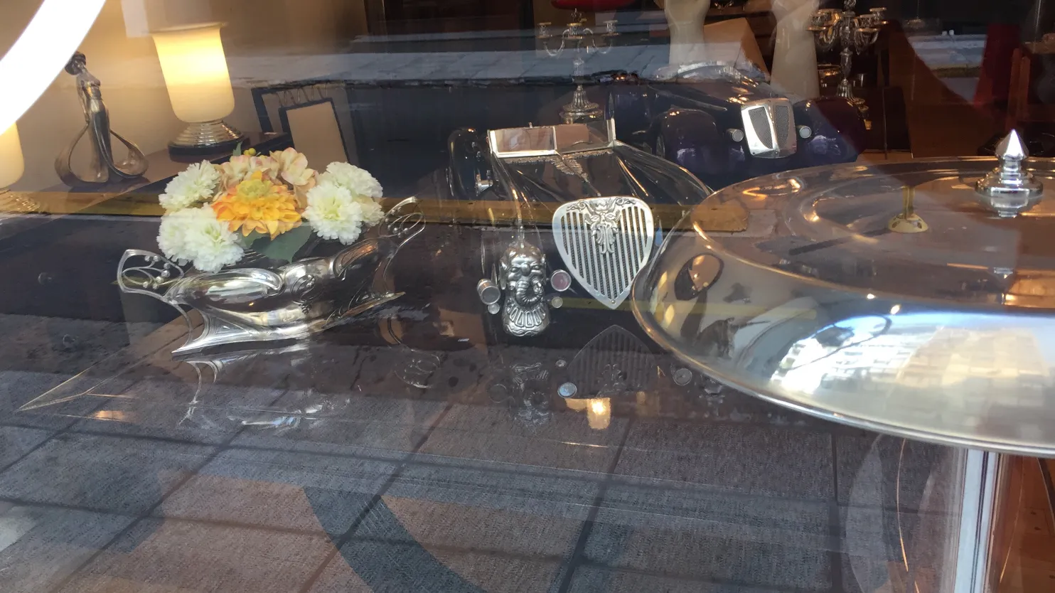 centre de table ancien wmfs avec des fleurs colorées dans une vitrine élégante