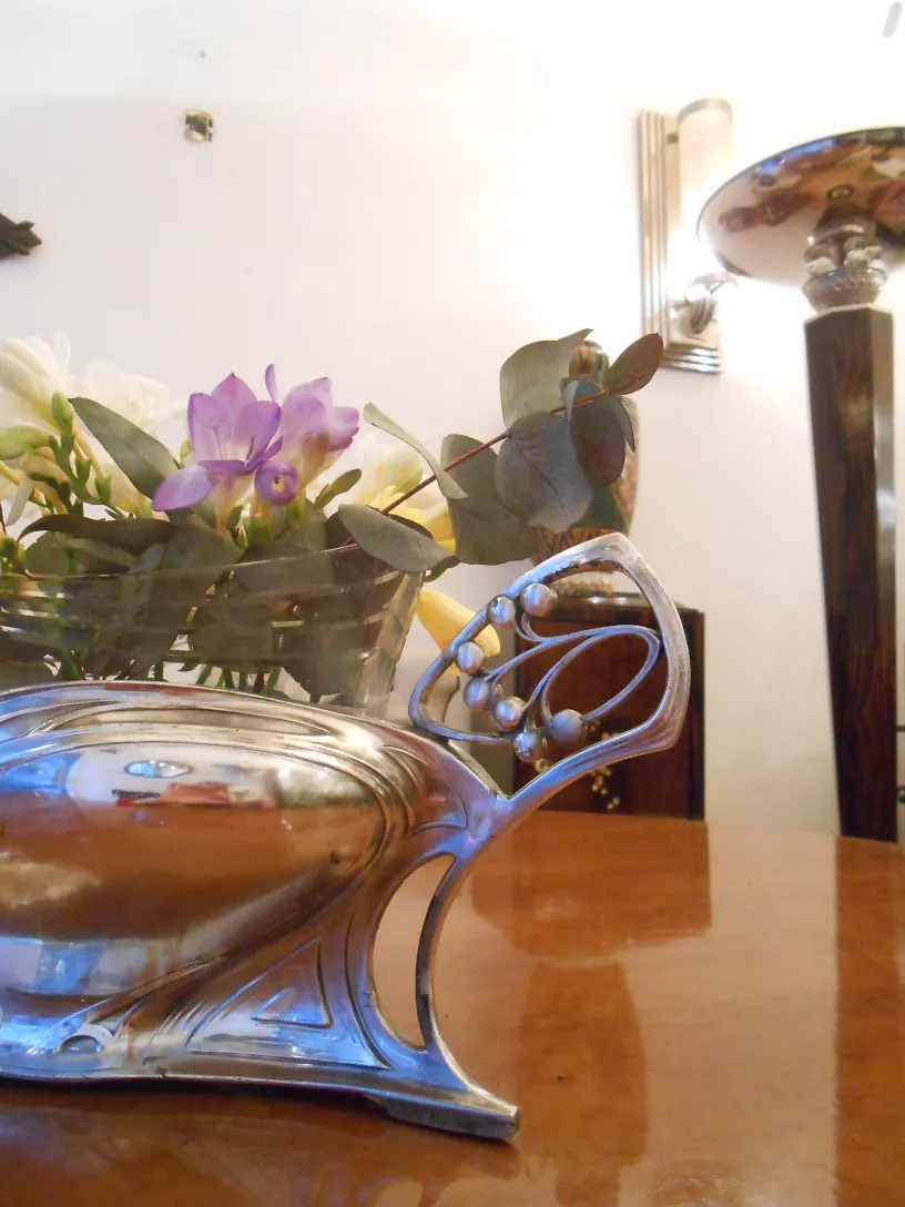 Blumentöpfe WMF mit Blumen in einem eleganten Umfeld