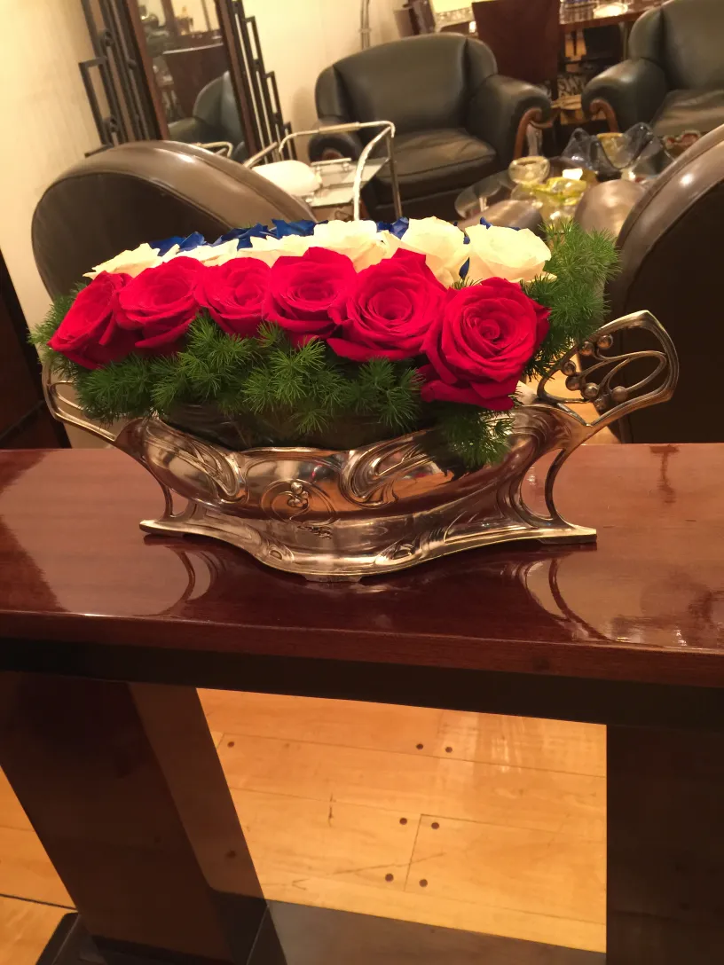 centre de table wmf avec des fleurs rouges et blanches dans un cadre élégant