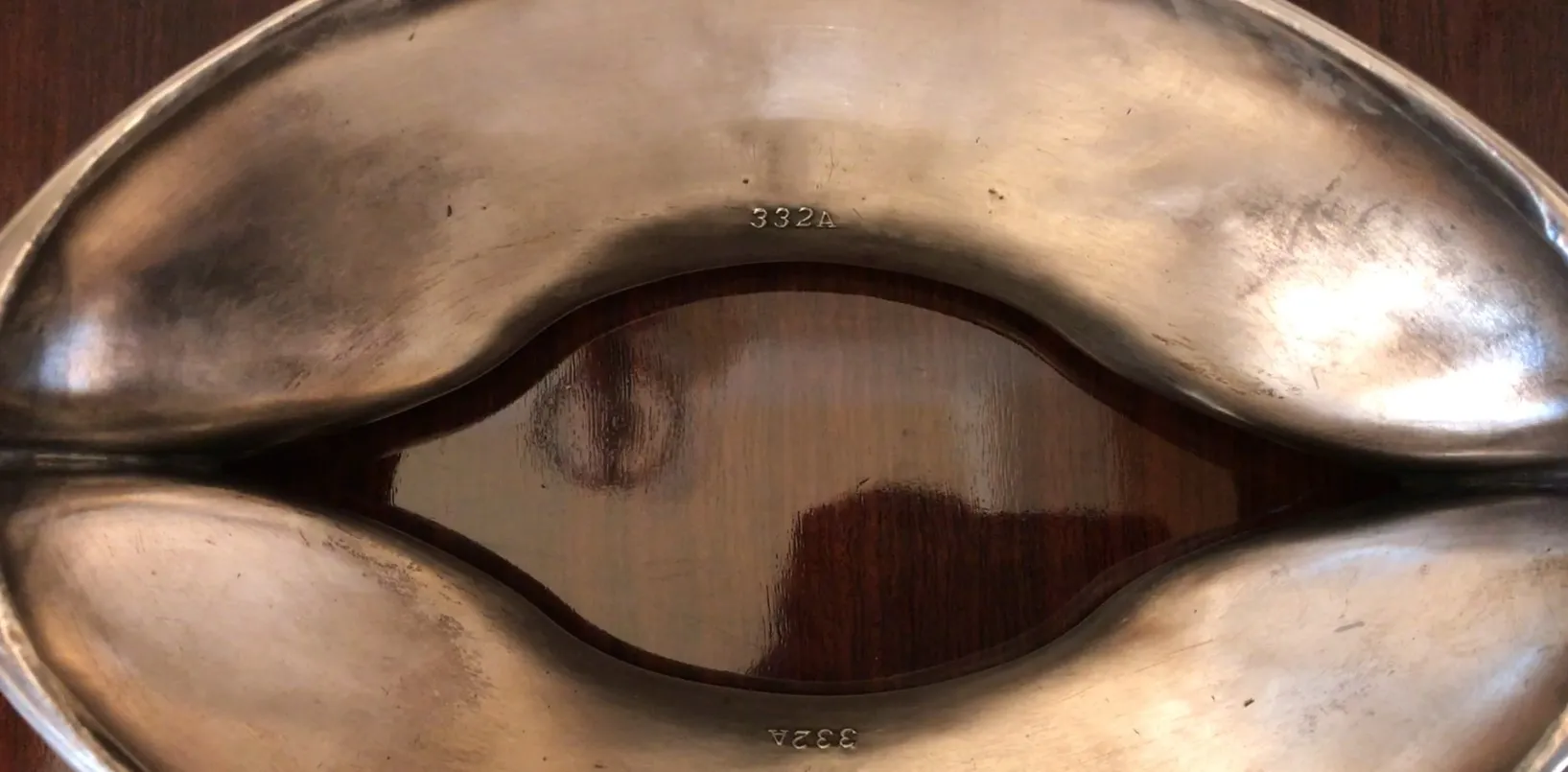 세련된 형태의 골동품 WMF 중앙부 장식, 매력적인 배경 위에