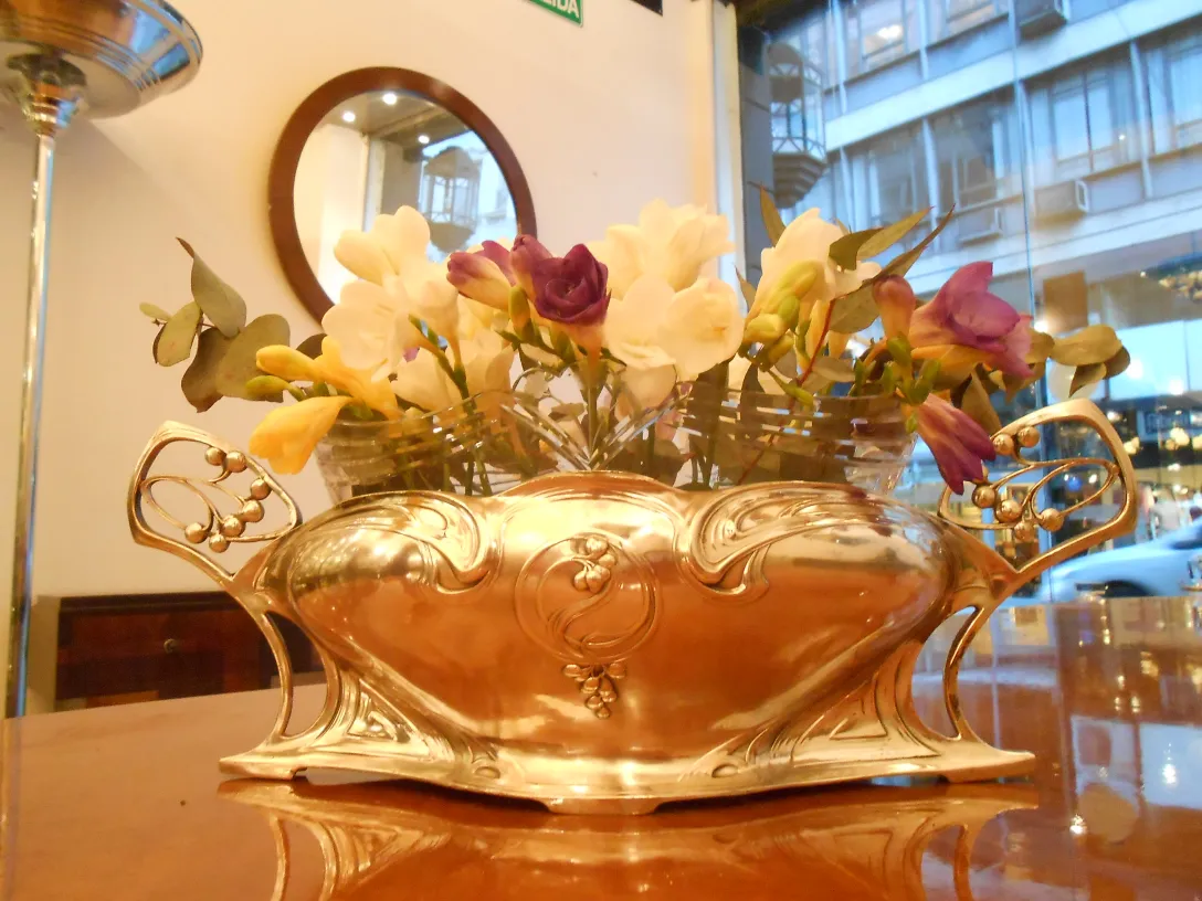 antik blumentöpfe wmf, geschmückt mit blumen in eleganter umgebung