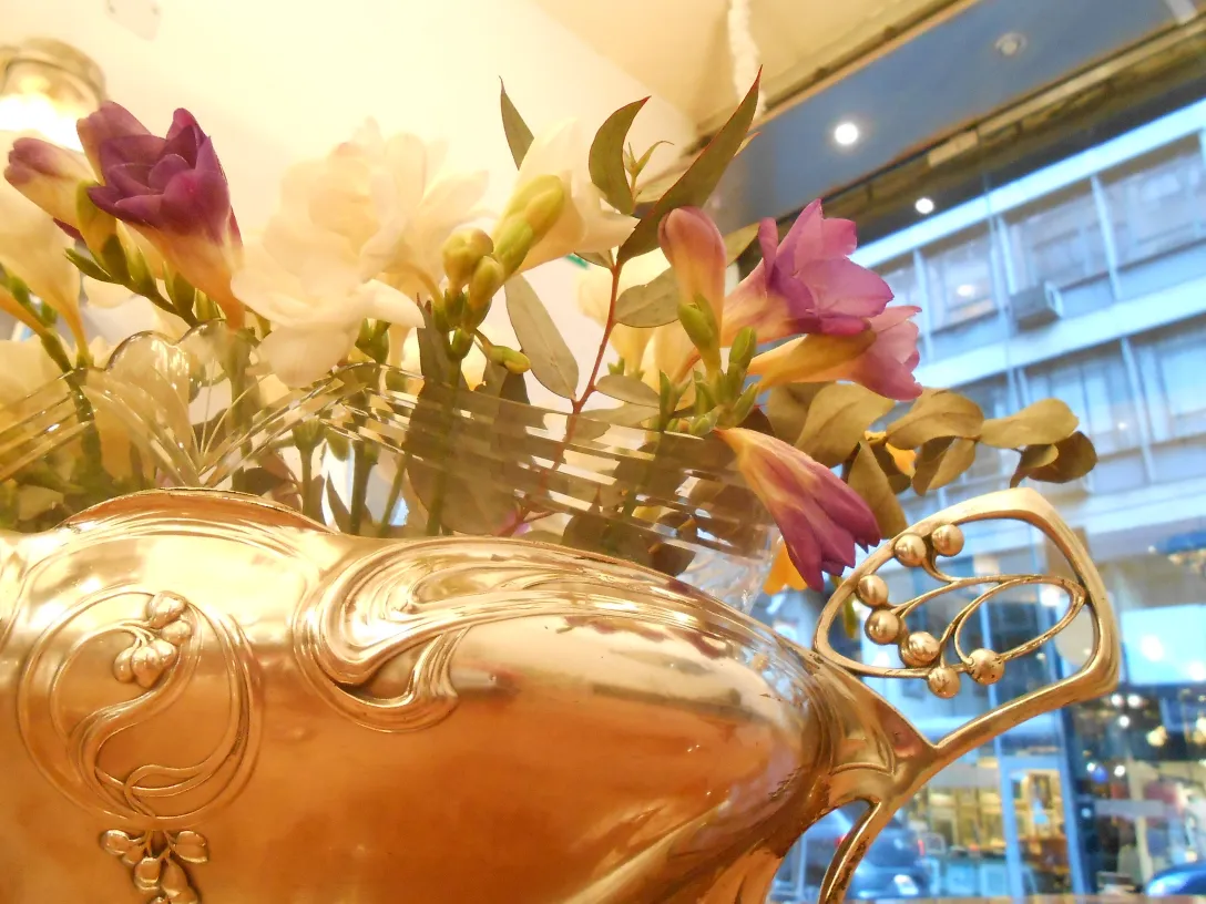 오래된 wmfs 중앙부 장식과 생생한 꽃