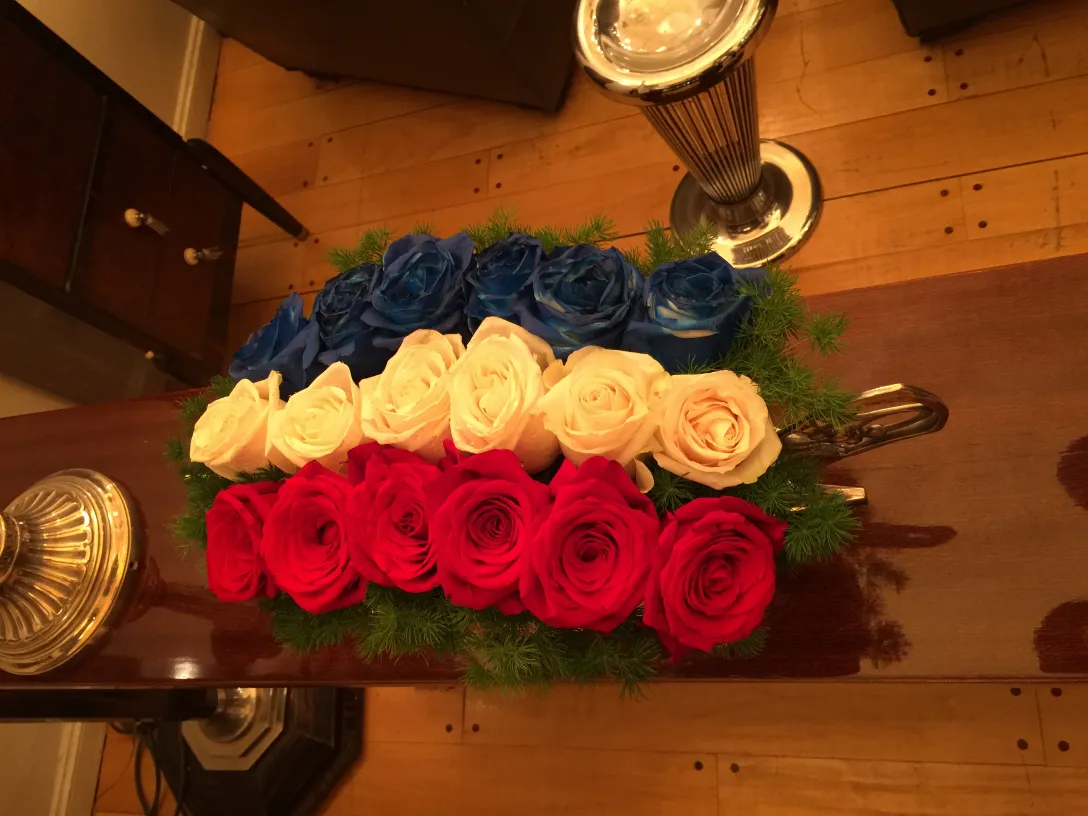 Centro di tavola WMF decorativo con fiori rossi, bianchi e blu.