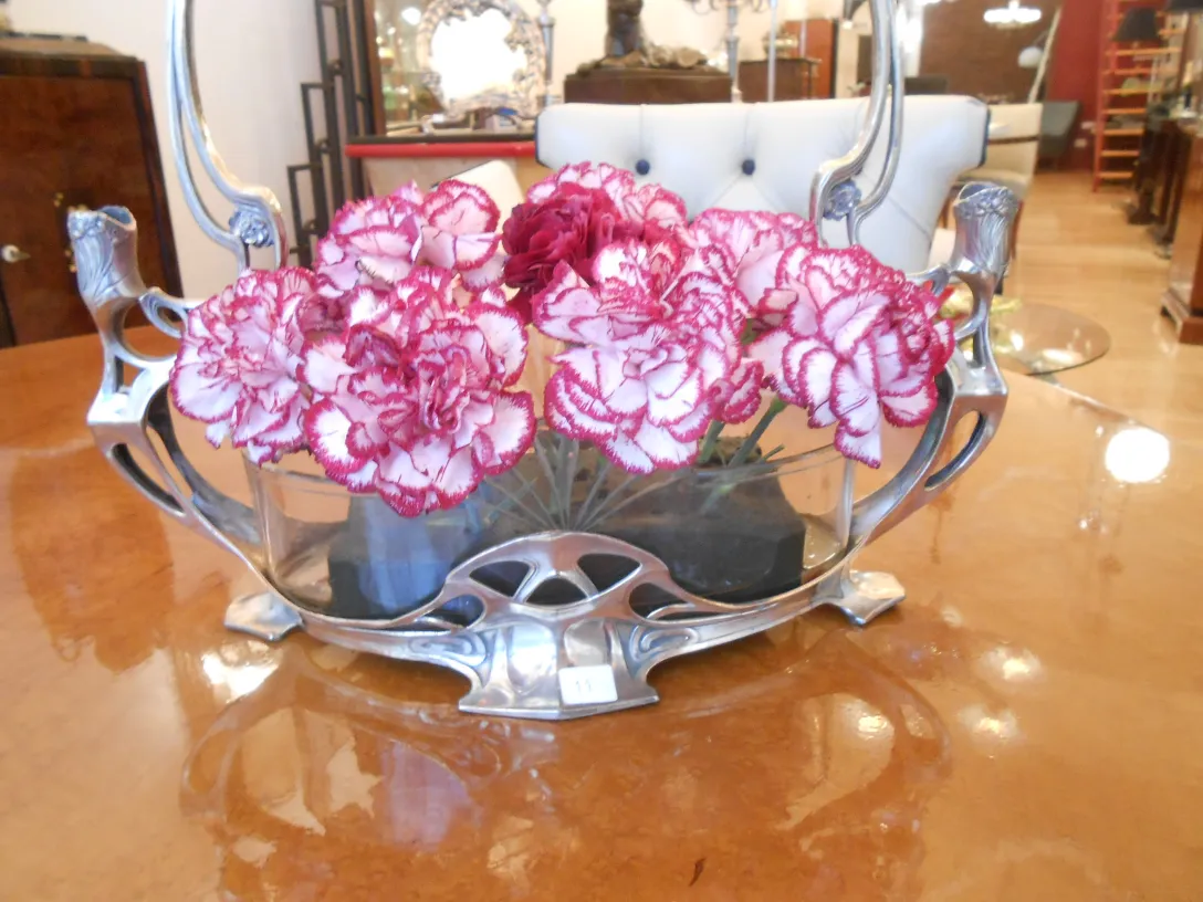 antiker Blumentopf WMF mit bunten Blumen auf dem Tisch