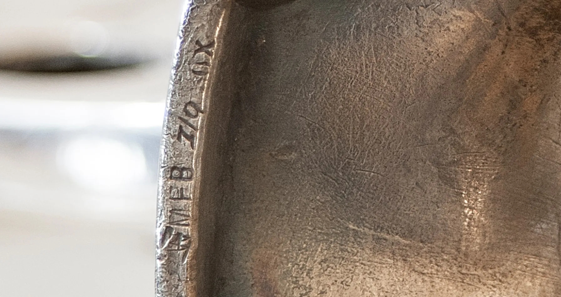 Jardinera antigua WMF en un ambiente decorativo elegante.