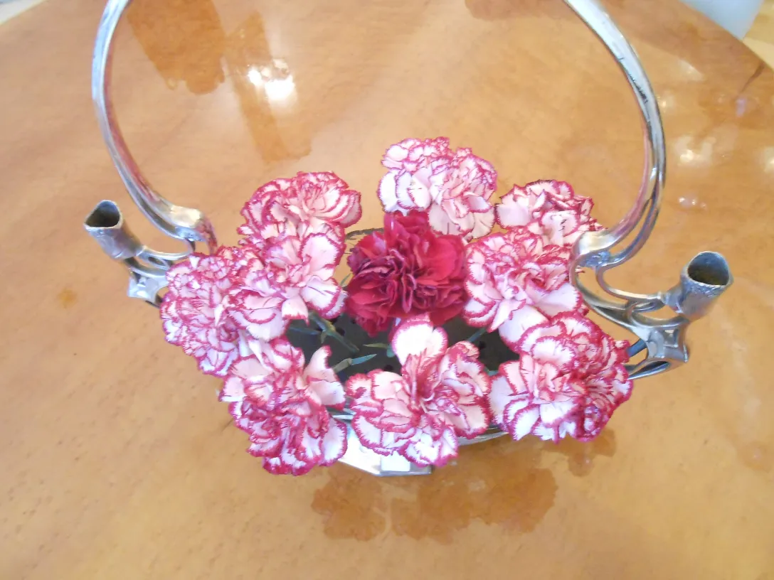 jardinera antigua WMF con claveles rojos