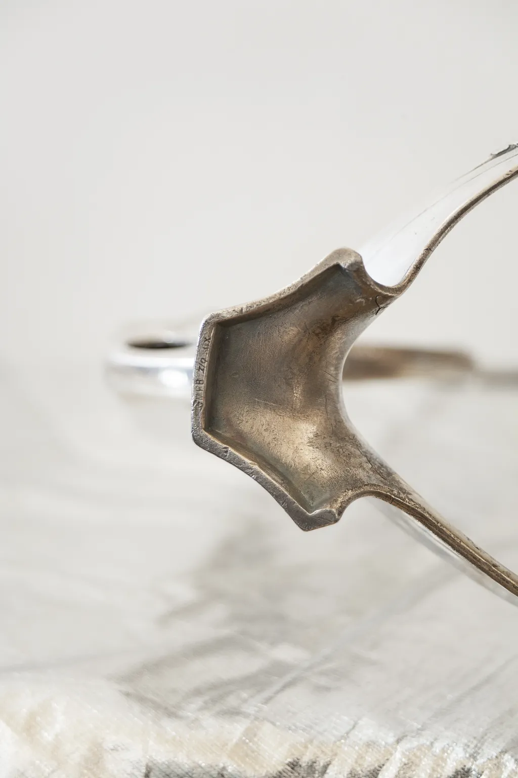 jardinera antigua de WMF en un centro de mesa elegante